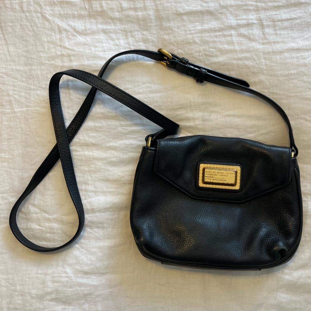 Marc Jacob’s cross body purse black leather